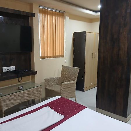 Blossoms Room Holiday Inn- Lakdikapul Хидерабад Екстериор снимка