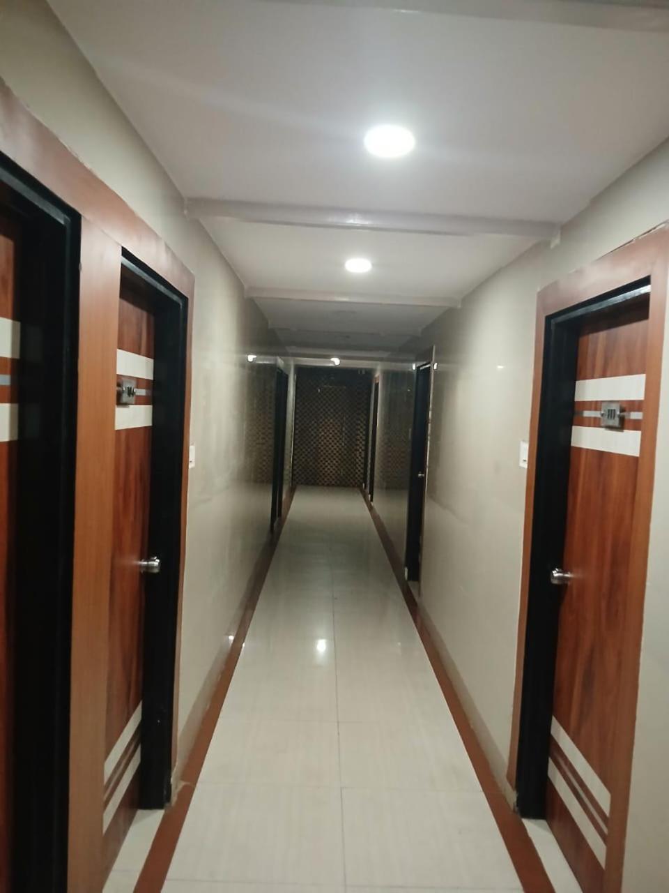 Blossoms Room Holiday Inn- Lakdikapul Хидерабад Екстериор снимка