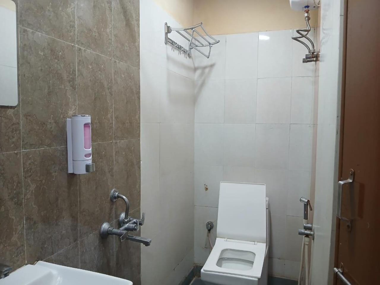 Blossoms Room Holiday Inn- Lakdikapul Хидерабад Екстериор снимка