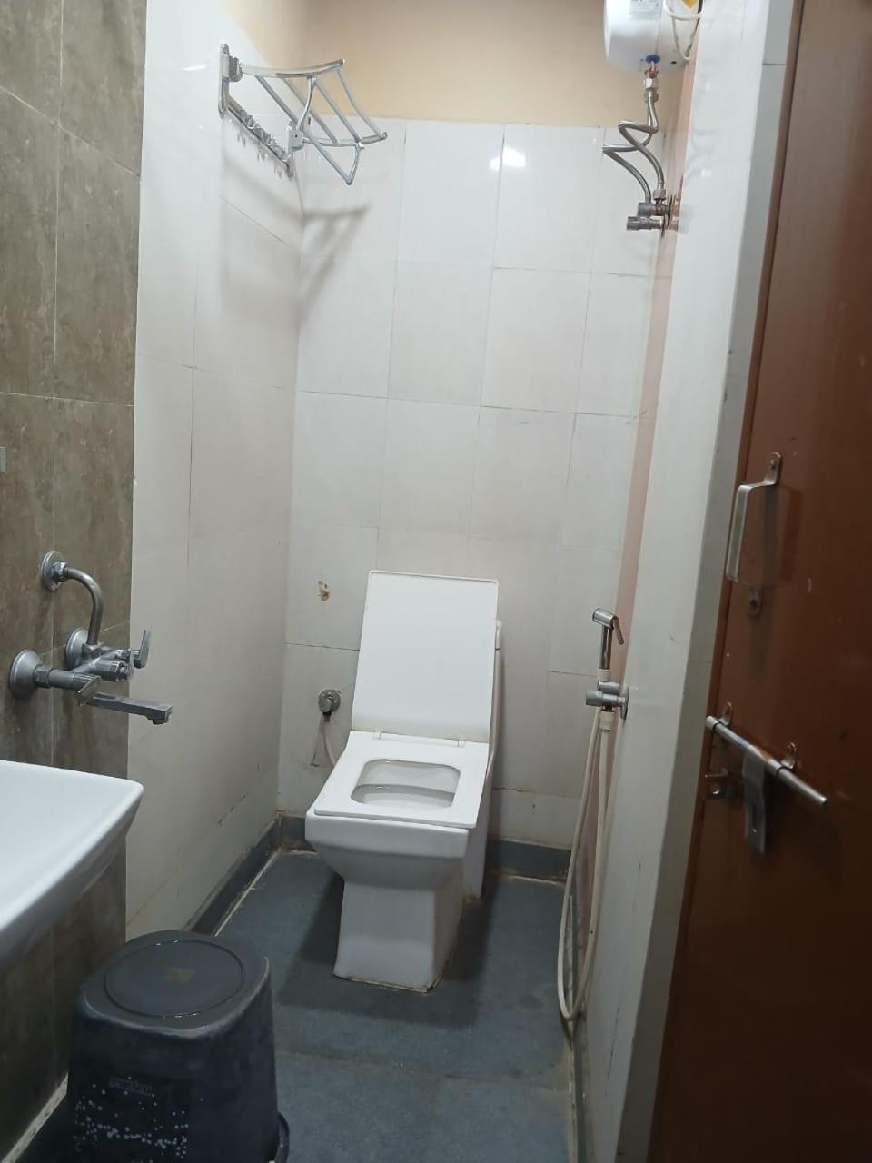 Blossoms Room Holiday Inn- Lakdikapul Хидерабад Екстериор снимка