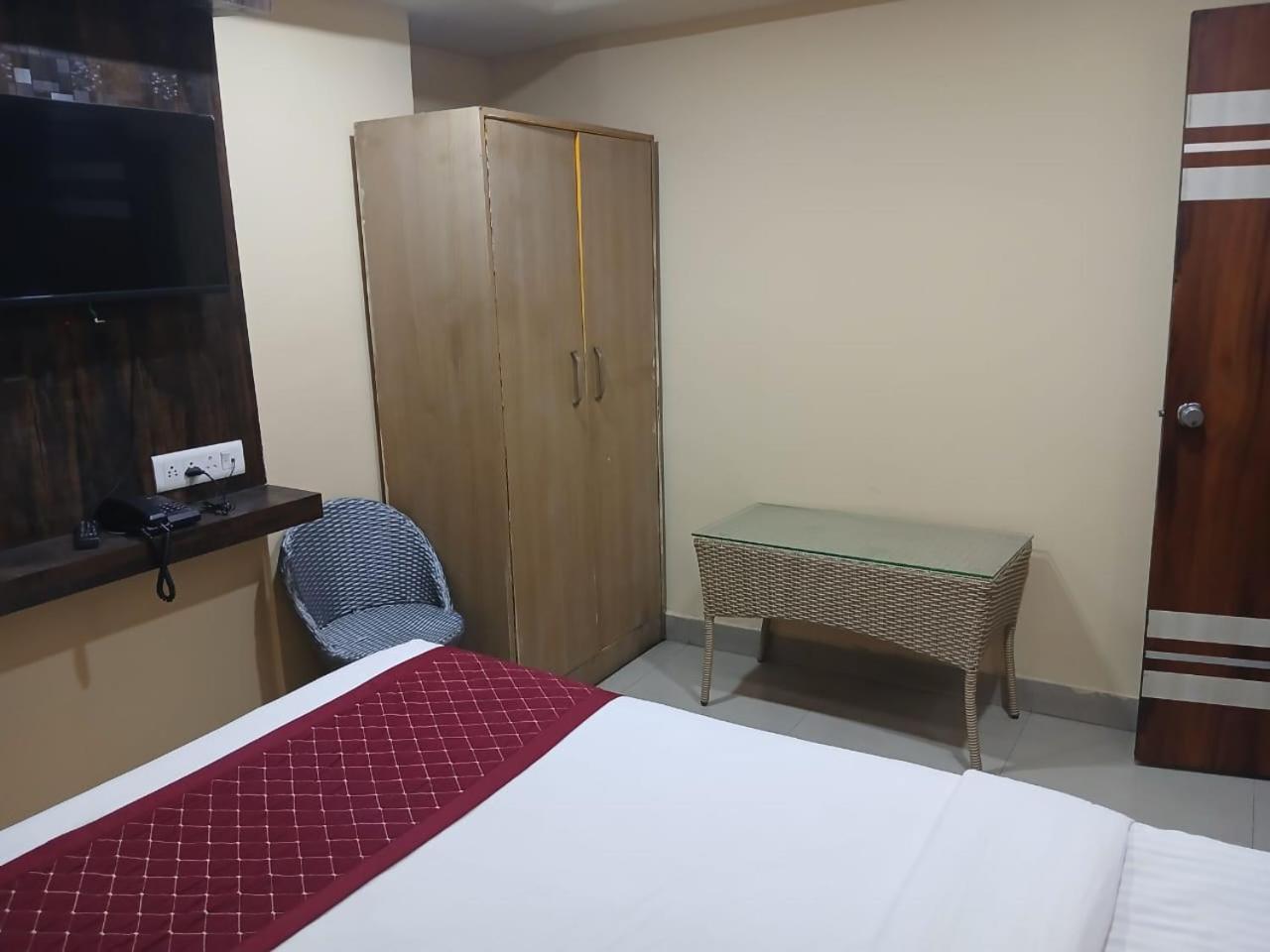 Blossoms Room Holiday Inn- Lakdikapul Хидерабад Екстериор снимка