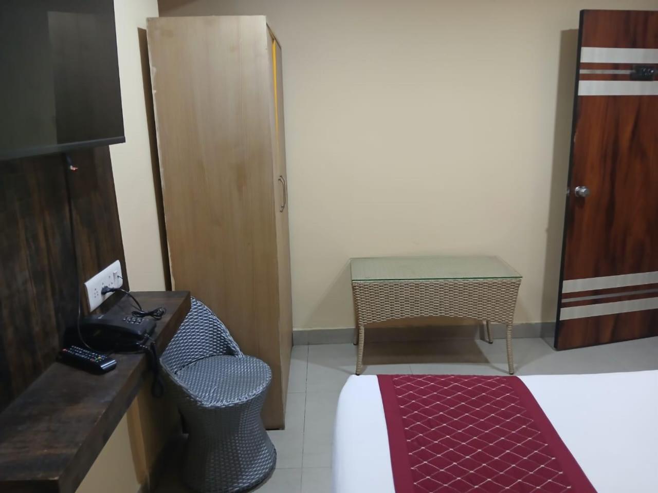 Blossoms Room Holiday Inn- Lakdikapul Хидерабад Екстериор снимка