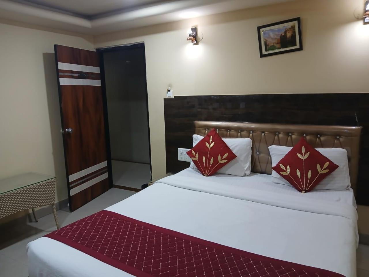 Blossoms Room Holiday Inn- Lakdikapul Хидерабад Екстериор снимка