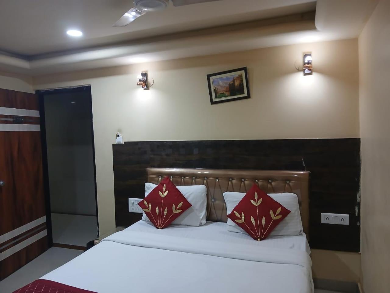 Blossoms Room Holiday Inn- Lakdikapul Хидерабад Екстериор снимка