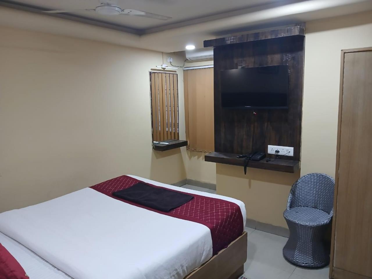 Blossoms Room Holiday Inn- Lakdikapul Хидерабад Екстериор снимка