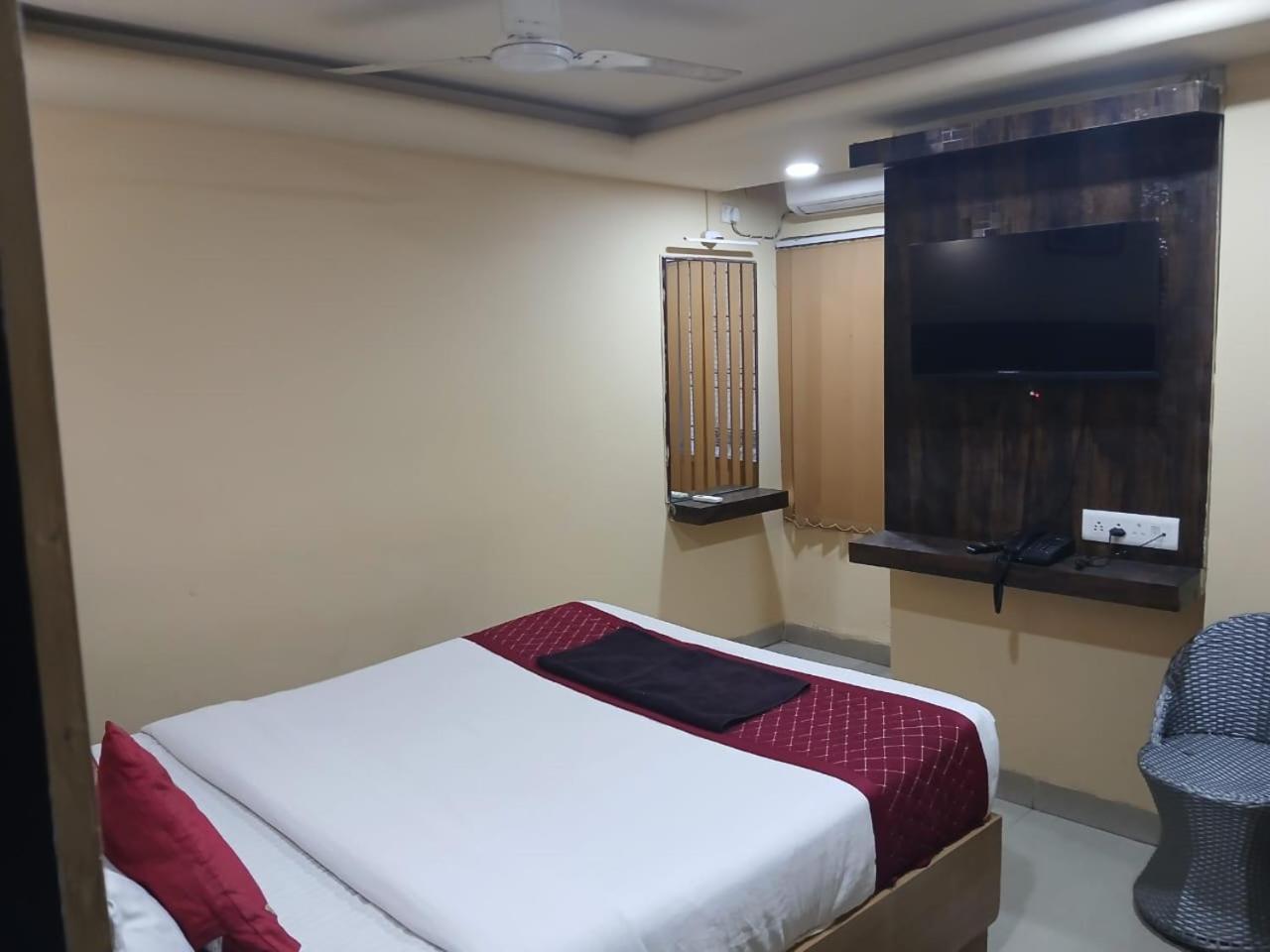 Blossoms Room Holiday Inn- Lakdikapul Хидерабад Екстериор снимка